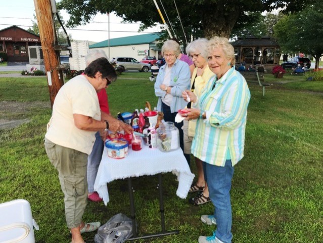 people lined up to order an ice cream sundae