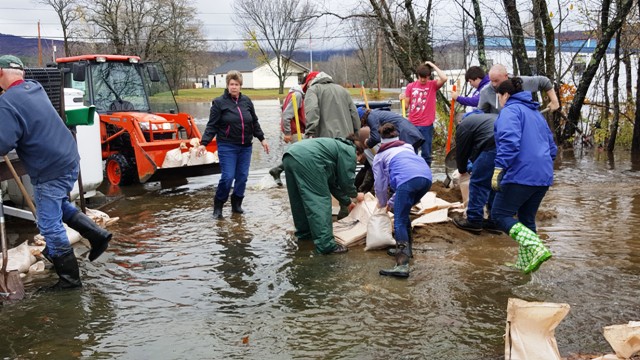 volunteers setting sandbags