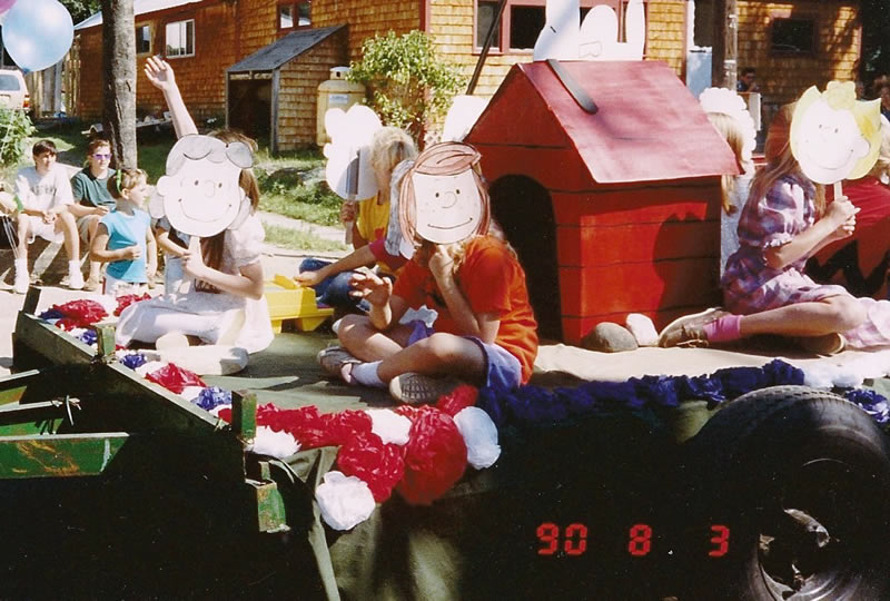 Peanuts Cartoon parade float