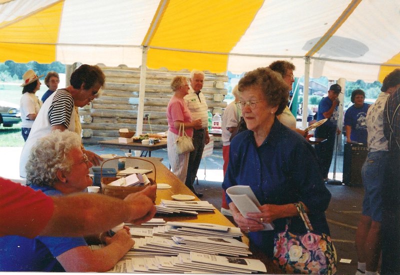 friends visiting at the alumni tent