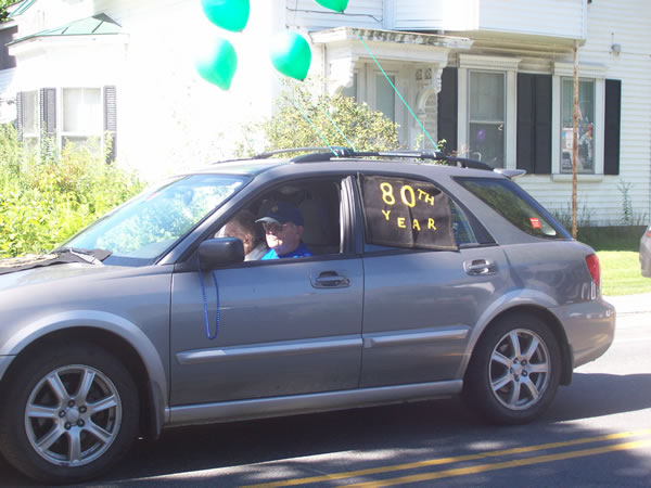 alumni in car